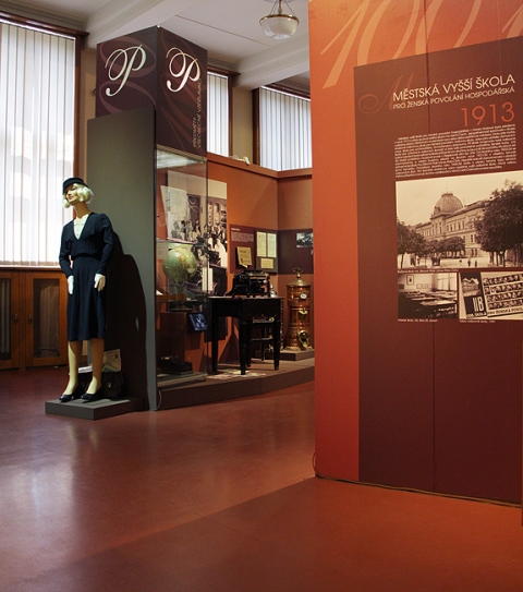 Cesta dívek za vzděláním - výstava v Muzeu východních Čech