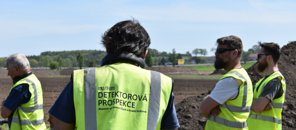 Spolupracovníci s detektory kovů na archeologickém výzkumu dálnice D35